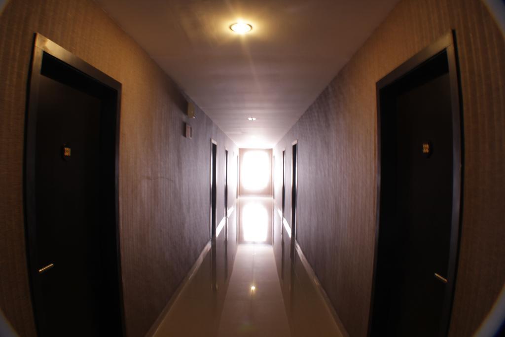 Grand Duta Hotel Palu Extérieur photo