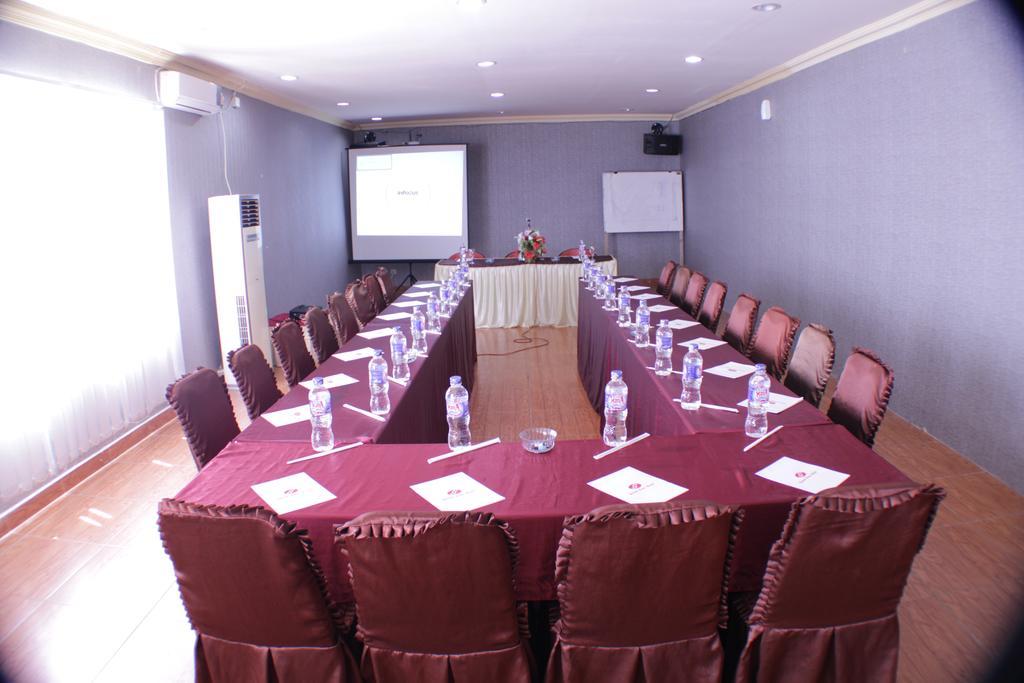 Grand Duta Hotel Palu Extérieur photo
