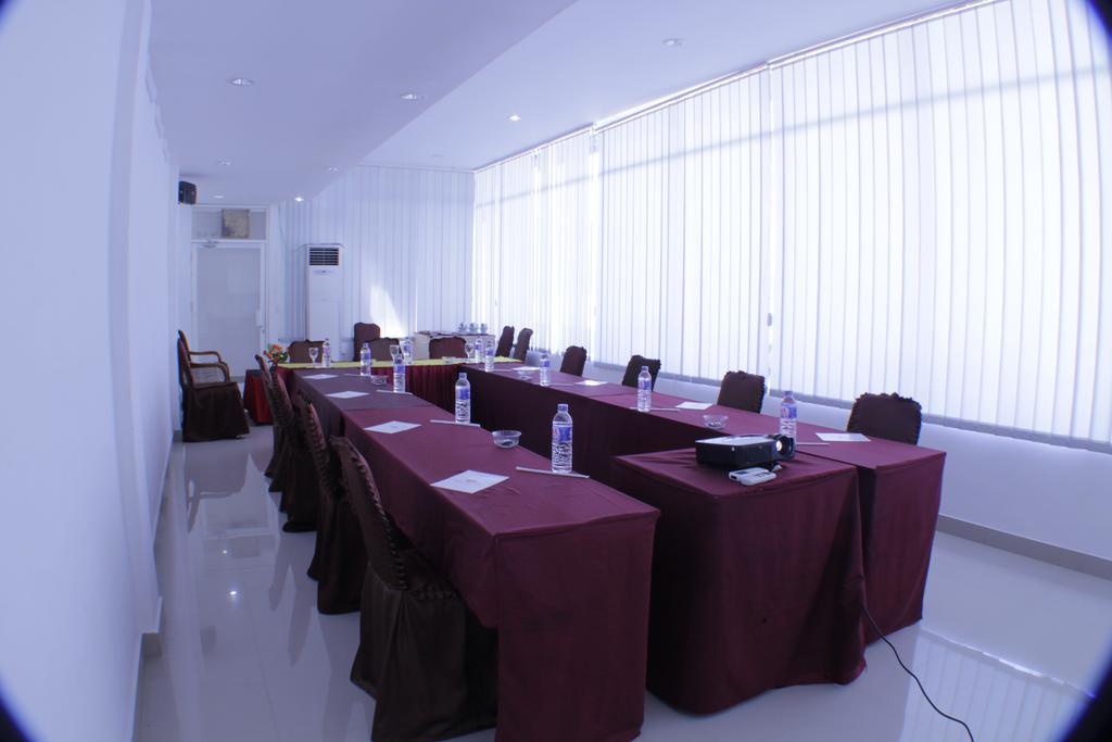 Grand Duta Hotel Palu Extérieur photo