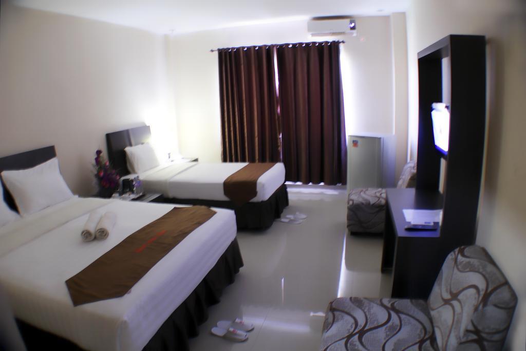 Grand Duta Hotel Palu Extérieur photo