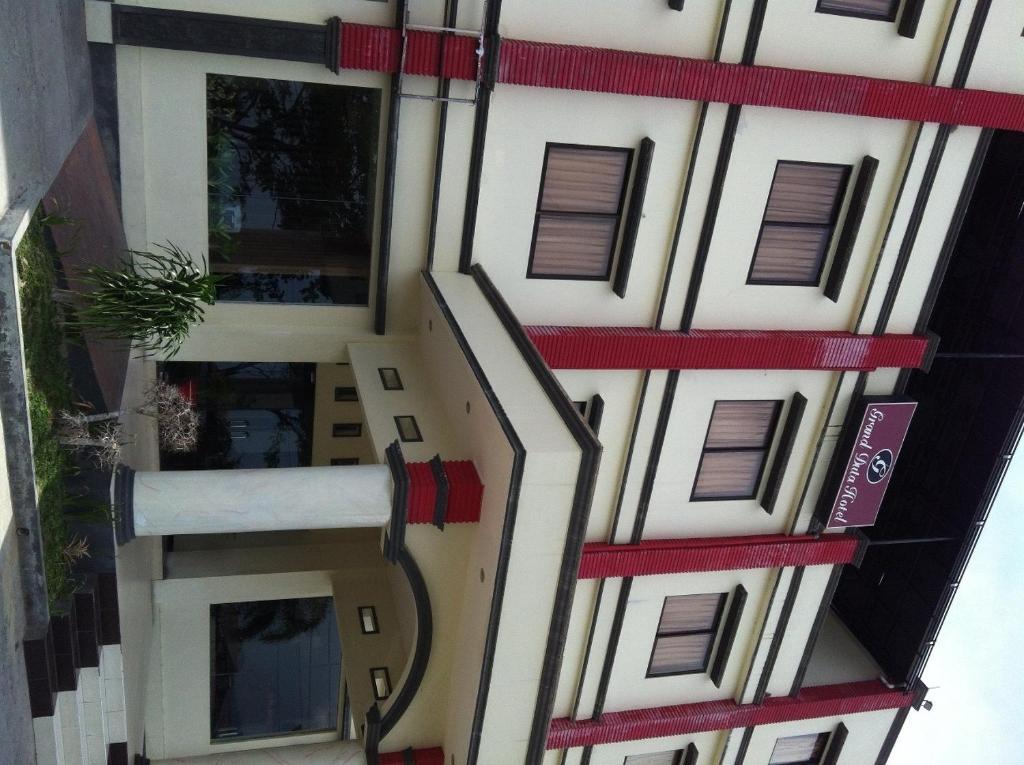 Grand Duta Hotel Palu Extérieur photo