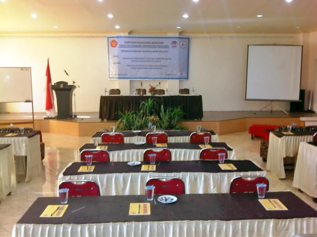 Grand Duta Hotel Palu Extérieur photo