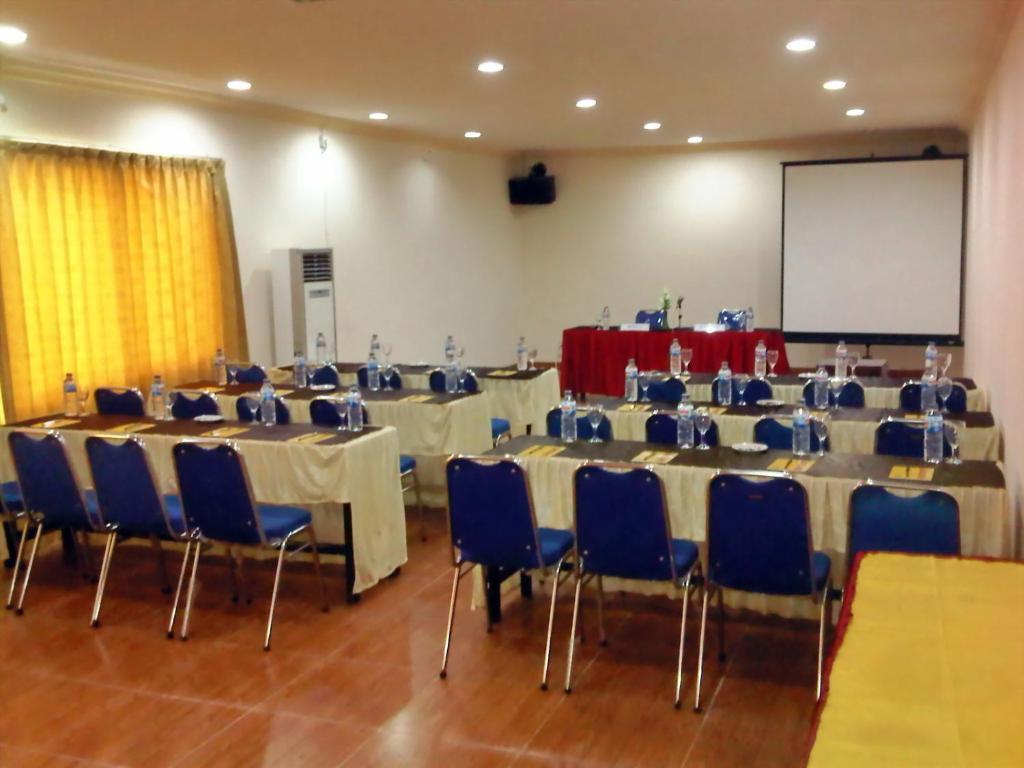 Grand Duta Hotel Palu Extérieur photo