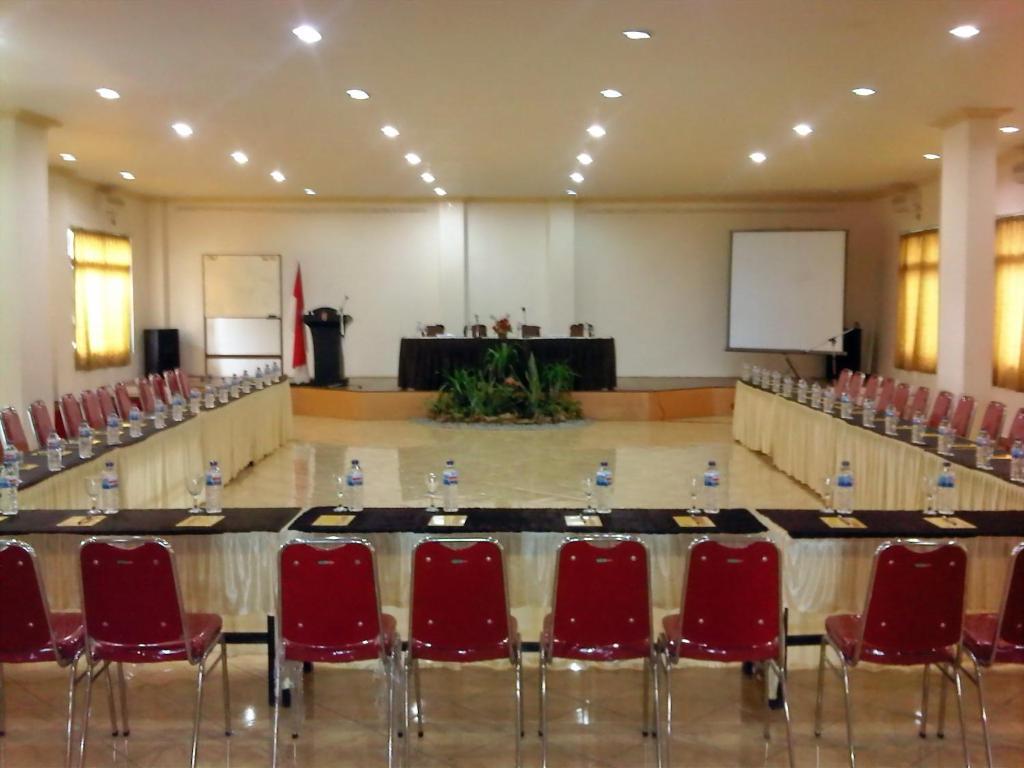 Grand Duta Hotel Palu Extérieur photo