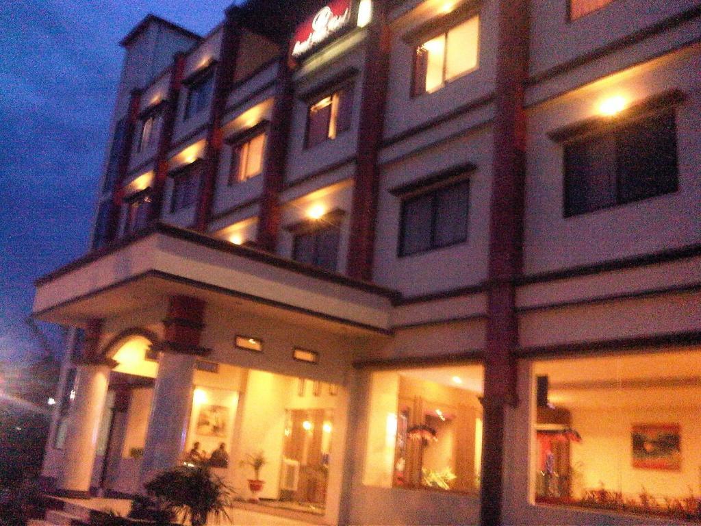 Grand Duta Hotel Palu Extérieur photo